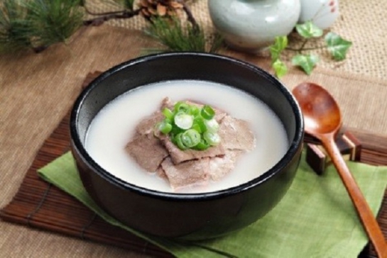 Đặt tiệc tân gia với món súp xương Hàn Quốc