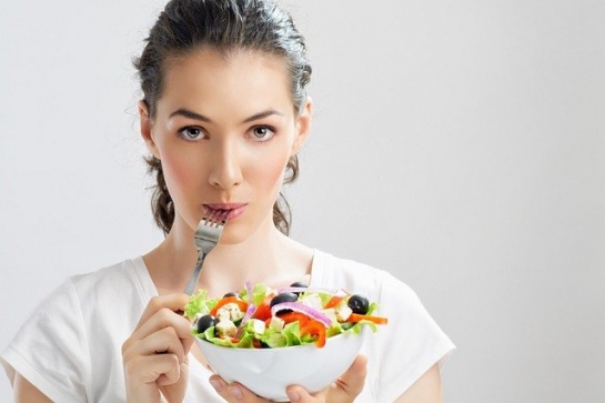 Dịch vụ đặt tiệc Quận 8 tại nhà và món salad rau trộn đầy hấp dẫn