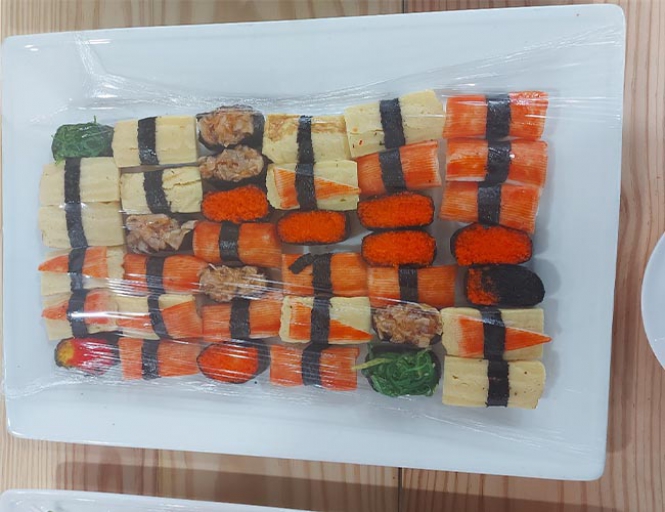 Sushi nhật cuộn thanh cua