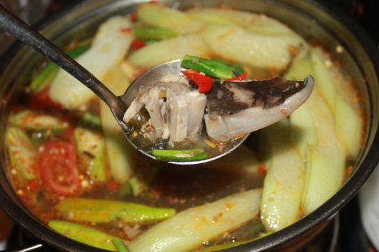 Nấu tiệc sinh nhật tại nhà Quận Tân Phú và cách nấu lẩu cá đuối măng chua
