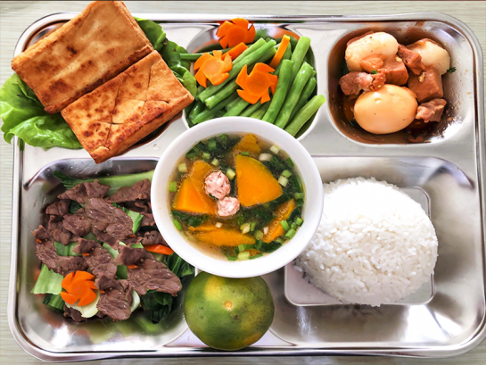 Cơm trưa văn phòng và Suất ăn công nghiệp công nhân.